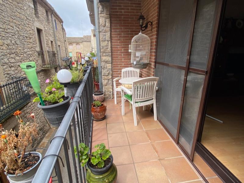 Foto eb74f58f-7715-4145-bddd-21fccc02f3d0. Casa adosada en carrer del portal 30 en venda 3 cases adossades amb garatge i dos plantes d’habitatge en Guimerà
