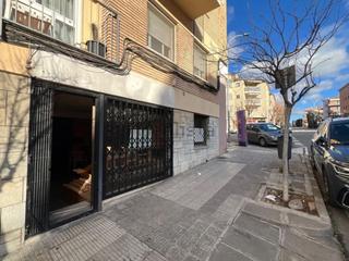 Local commercial à Avenida pau casals 33. Local amplio y grande y esquinero, de las mejores zonas comercia