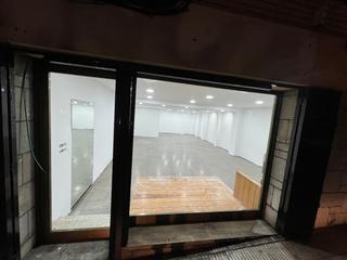 Local commercial à Avenida pau casals 33. Local amplio y grande y esquinero, de las mejores zonas comercia