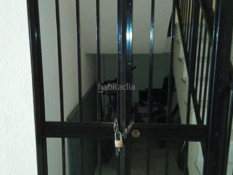 Foto 078b3d28-1c9c-4a9e-8332-470084ac0a6c. Piso en calle amapola 1 luminoso piso con 6 balcones en esquina – calle amapola en Moguer