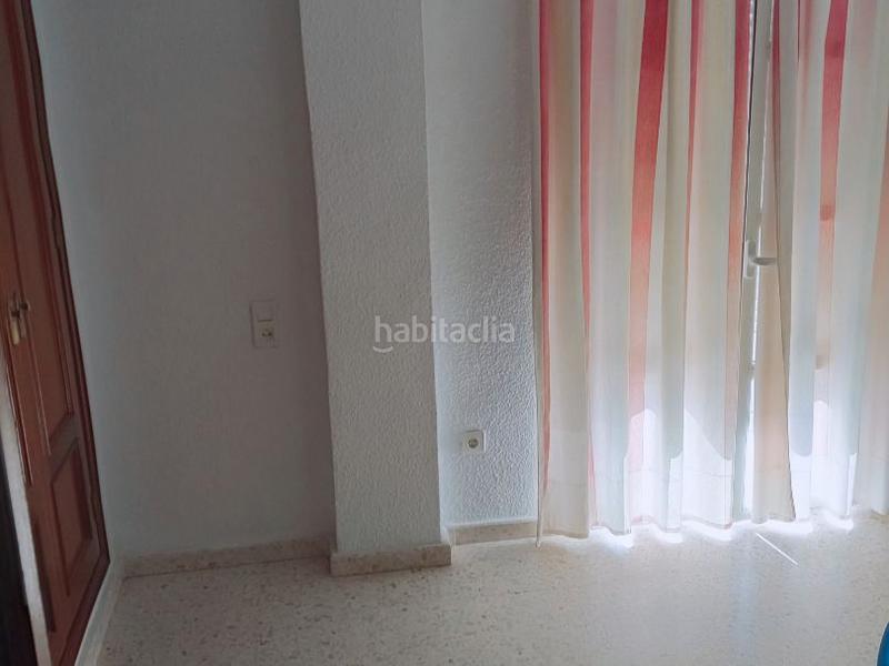 Foto 225c3e09-dbc9-4faf-8b3f-caf82cfcc16e. Piso en calle amapola 1 luminoso piso con 6 balcones en esquina – calle amapola en Moguer