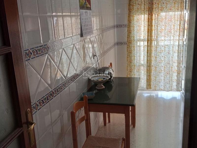 Foto 2830de31-a89f-469c-b9cb-9a7e7e904be5. Piso en calle amapola 1 luminoso piso con 6 balcones en esquina – calle amapola en Moguer