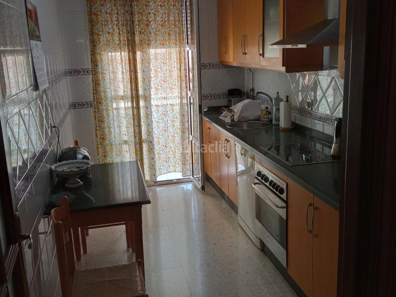 Foto 3c3bba56-1cbd-4ff2-a847-e7d8d754c1d4. Piso en calle amapola 1 luminoso piso con 6 balcones en esquina – calle amapola en Moguer