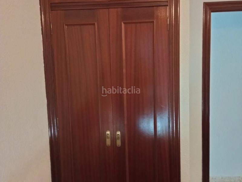 Foto c9ec1b51-efb3-4b82-b1b4-e0ef5ee20e83. Piso en calle amapola 1 luminoso piso con 6 balcones en esquina – calle amapola en Moguer