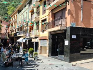 Lloguer Local Comercial a Plaça del mercat  4. Local emblemàtic de 70 m² al carrer major de ribes, cantonada am