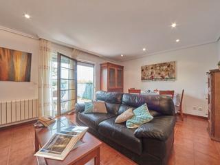 Casa a schiera in Lugar barrio villapresente 1001a. Adosado en zona tranquila con excelentes vistas y jardín.
