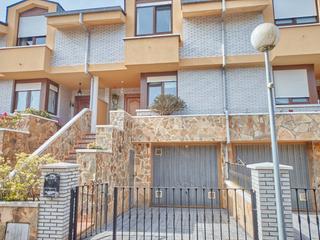 Casa adossada a Lugar barrio villapresente 1001a. Chalet adosado en zona tranquila con excelentes vistas y jardín.