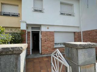 Casa a schiera in Carrer sempreviva 11. Casa adosada de dos plantas en el barrio del roser.