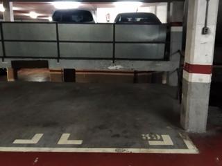Aparcament cotxe a Carrer d'arbós 26. Párquing para coche pequeño