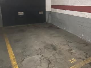 Aparcament cotxe a Amadeu vives 30. Parking para coche grande con armario trastero