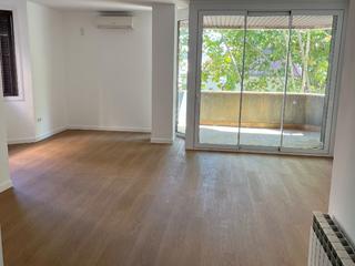 Rent Flat in Rambla 150. Piso esquinero recién reformado con terraza en la rambla