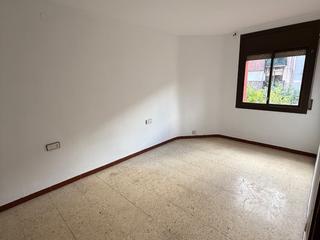 Piso en Av santa coloma 30. Piso en avenida principal, amplio y luminoso