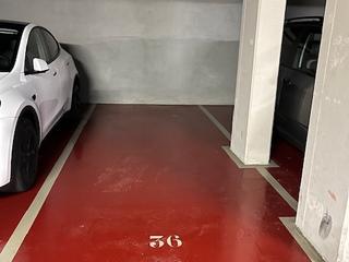 Aparcament cotxe a Marquesa de vilallonga 30. Amplia plaza de aparcamiento de coche más moto de fácil maniobra