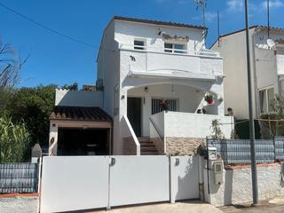 Casa a Pujada puig rom  125. Limitada por parque natural cap de creus