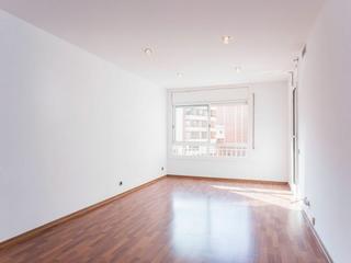Rent Flat in Arizala 9. Espectacular piso reformado con ascensor ubicado en sants-les co