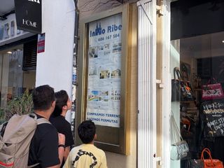 Lloguer Local Comercial a Angel vidal 2. Espacio publicitario en el centro de sitges