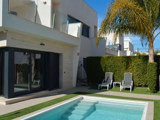 Casa en Calle lila  17e. Chalet asado, solo 150 m al mar