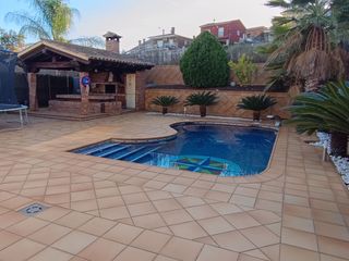 Chalet in Carrer de la marina 2. Chalet con piscina, garaje y vistas – listo para entrar a vivir