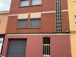 Maison à Carrer del pirineu 11. Casa con tres pisos y gran garaje