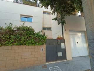 Reihenhaus in Carrer de doctor marañón 1. Céntrica y encantadora casa esquinera con jardines privados en s