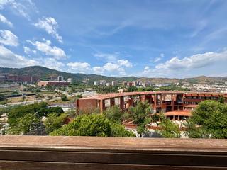 Appartement à Calle santa rosalía 139. Piso reformado con terraza soleada y vistas despejadas