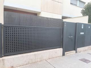 Casa adosada en Carrer del pic d'aneto 4. Casa adosada con placas solares