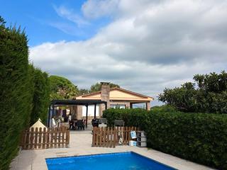 Chalet in Carrer del pi numero 61. Casa 4 vientos, esquinera con opción para 2 familias
