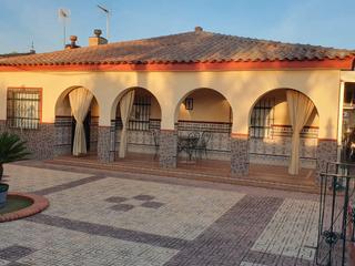 Chalet en Alcala 225. Se vende parcela urbana para vivir