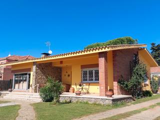 Maison à Avinguda aneto 7. Preciosa y práctica casa unifamiliar de una sola planta en la ur