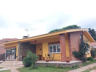 Maison à Avinguda aneto 7. Preciosa y práctica casa unifamiliar de una sola planta en la ur