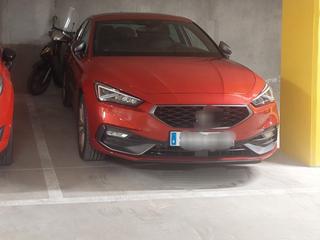 Lloguer Aparcament cotxe a Ponent 79. Plaza grande cabe coche grande y moto