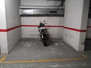 Autoparkplatz in Felip ii 51. Coche pequeño y moto