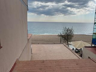 Appartement à Passatge bolivar 7. Piso frontal al mar - renovado en 2025