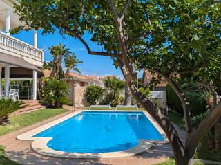 Chalet à Carrer joan maragall 14. Preciosa villa con piscina a 3 calles de la playa