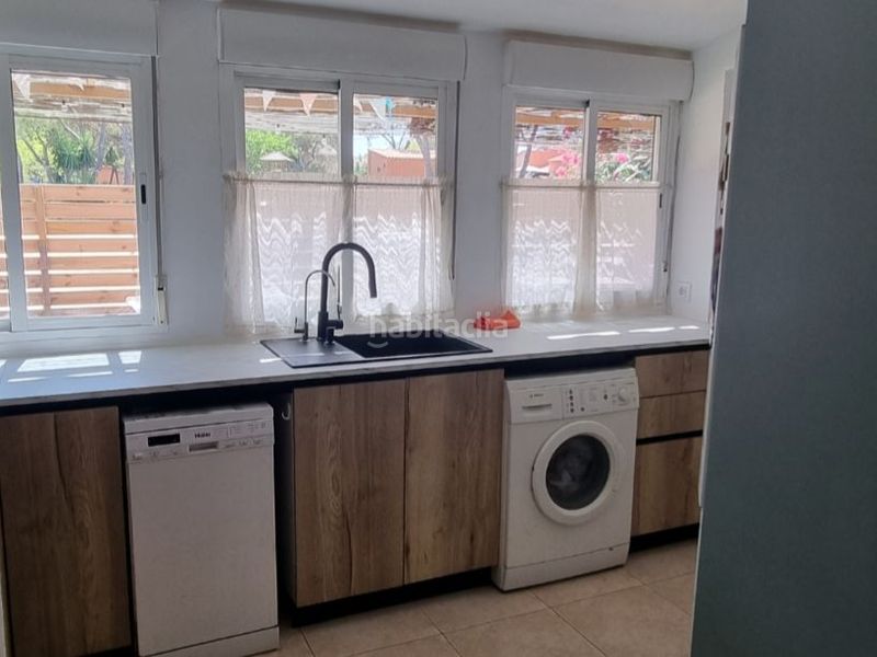 Foto bd57dd15-cebc-465f-a540-24648436fa69. Local comercial en c/ martinet estudio -vivienda en la playa en Estartit