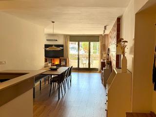 Rez-de-chaussée à Carretera de argentona 12. Planta baja reformada con terraza, jardín y piscina a 200m de la
