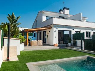 Casa bifamiliare in Carrer de l'estaca 54. Espectacular casa de diseño con piscina privada, gran garaje y
