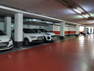 Alquiler Parking coche en Carrer de pau claris 22a. Plaza de parking para coche grande