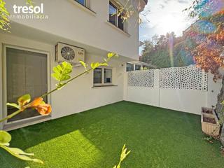 Chalet à Urbanización casasblancas 1 fase 13. Chalet adosado reformado con piscina comunitaria en el lagar. al