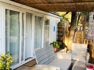 Casa a N-2 km. 665.8. Reservado encantador bungalow con vistas al mar