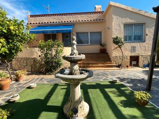 Casa a Penedes 4. Fantástica casa unifamiliar con vistas al mar y garage.  espacio