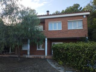 Xalet a Camí de la font 8. Chalet unifamiliar que combina la tranquilidad de la naturaleza