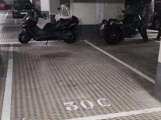 Location Parking voiture à Carrer de la física 11. Alquiler parking para coche y moto