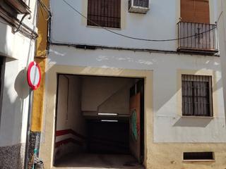 Aparcament cotxe a Mucho trigo 37. Garaje amplio con entrada y salida complicada