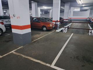 Lloguer Aparcament cotxe a Carrer de la riera blanca 184. Parking con vigilante 24 horas
