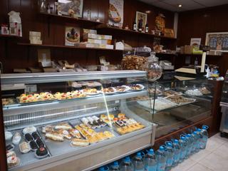 Traspàs Local Comercial a Montflorit 91. Traspaso de pastelería con obrador y salida de humos