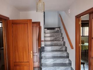 Xalet a Calle pilar lozano 8. Casa unifamiliar de dos plantas.