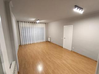 Piso en Carrer salvador espriu 1. Planta baja reformada con terraza en el centro de parets del val