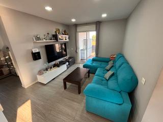 Casa a Carrer narcís monturiol 8. Casa acogedora,lista para entrar a vivir.