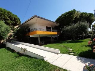 Chalet in Bardaji calle paris 16. Chalet pendiente precioso de venta en cubelles